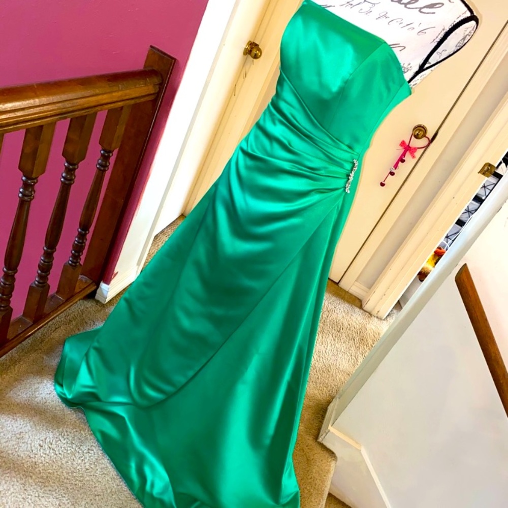 💚David’s Bridal Gorgeous Green Dress💚